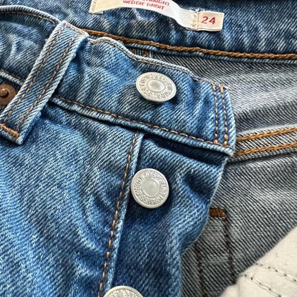 Levi’s Distressed Wedgie Jeans – Classic & Trendy! - Picture 3 of 6